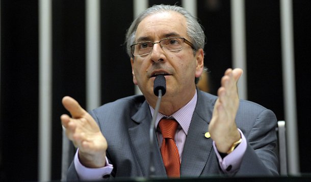 O presidente da Câmara, Eduardo Cunha (PMDB-RJ), criticou nesta quarta (22) a redução da meta fiscal, anunciada pelo governo; para ele, a mudança foi feita tardiamente e o corte anunciado é "absurdo"; "Agora o governo vem com um corte abrupto. Já se passou sete meses do ano, não é agora que ele viu que não ia cumprir. E 0,15% era quase 0,15% por mês. Então, para ele atingir 1,2 ele tinha que estar com pelo menos 0,1 ao mês. E já teria que estar nesse momento com 0,7. E já tem uns três meses que sabe que não vai cumprir. Então, deveria ter tido essa atitude há mais tempo", afirmou