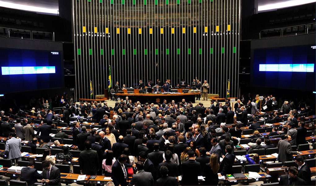 Após duas semanas de intensas negociações, partidos da base aliada e de oposição fecharam acordo nesta quarta-feira, 25, sobre o comando das 12 comissões permanentes do Senado; critério de proporcionalidade foi restabelecido; PMDB fica com Conselho de Ética e as comissões de Constituição, Justiça e Cidadania (CCJ), Infraestrutura (CI) e Assuntos Sociais; PT comandará a comissão de Assuntos Econômicos (CAE); PSDB ficou com a Comissão de Relações Exteriores (CRE), enquanto PSD terá a Comissão de Meio Ambiente Fiscalização e Controle