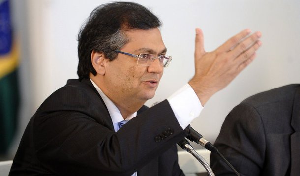 Governador do Maranhão foi quem reuniu os governadores do Nordeste para assinar a carta contra a PEC que propõe a redução da maioridade penal de 18 para 16 anos no Brasil; "Temos convicção de que isso não irá contribuir para diminuir as taxas de criminalidade. Na verdade, o que ocorrerá é que crianças de 13 ou 14 anos serão convidadas a ingressar no mundo da criminalidade, sobretudo tráfico de drogas, desse modo alimentando-se uma ilimitada espiral de repressão ineficaz", diz trecho do documento; "Oito governadores já assinaram Carta pedindo a manutenção da regra da Constituição sobre maioridade penal", tuitou ontem Flávio Dino (PCdoB)
