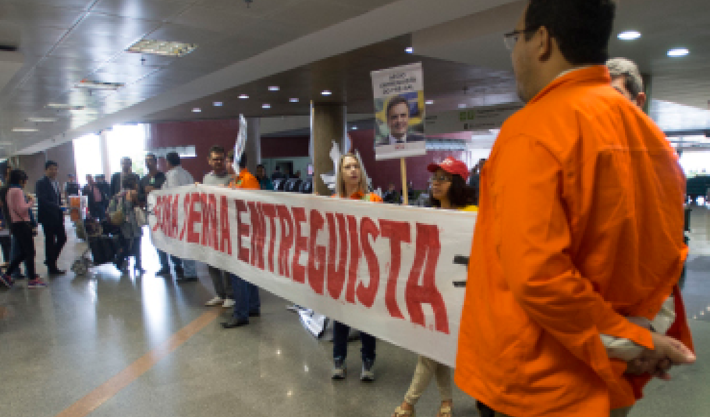 Federação Única dos Petroleiros (FUP) promoveu nesta terça-feira, 7, manifestações nos principais aeroportos do país contra o Projeto de Lei 131/2015, de autoria do senador José Serra (PSDB-SP), que propõe reduzir a participação da Petrobras nos consórcios de exploração do petróleo na camada do pré-sal; "Não podemos aceitar que o projeto passe", disse o coordenador-geral da FUP, José Maria Rangel; proposta pode ser votada hoje no Senado