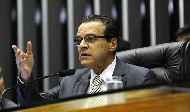 "Haveria riscos ainda hoje de chegarmos a plenário e por manobras de obstrução não votarmos. Vamos ter logo mais sessão do Congresso Nacional e esse risco perduraria ainda o dia de amanhã", avaliou o presidente da Câmara, Henrique Eduardo Alves