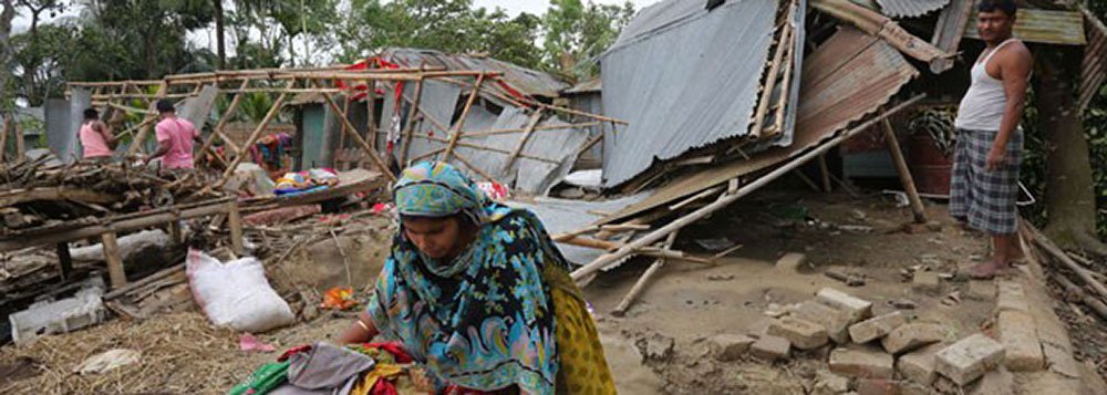 Os corpos das vítimas foram encontrados por equipes de socorro e moradores depois da passagem das tempestades, que destruíram milhares de casas, plantações, árvores e postes elétricos