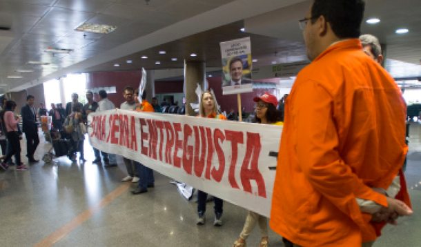 Federação Única dos Petroleiros (FUP) promoveu nesta terça-feira, 7, manifestações nos principais aeroportos do país contra o Projeto de Lei 131/2015, de autoria do senador José Serra (PSDB-SP), que propõe reduzir a participação da Petrobras nos consórcios de exploração do petróleo na camada do pré-sal; "Não podemos aceitar que o projeto passe", disse o coordenador-geral da FUP, José Maria Rangel; proposta pode ser votada hoje no Senado