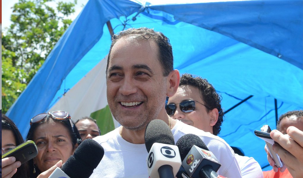 A defesa do ex-presidente da Câmara dos Deputados João Paulo Cunha (PT-SP) informou nesta segunda-feira (3) que pediu ao Supremo Tribunal Federal (STF) na última quinta-feira (30) permissão para cumprir o resto de sua pena em domicílio; a autorização depende agora de decisão do relator da execução penal no STF, ministro Luís Roberto Barroso; antes de decidir, Barroso pode pedir um parecer ao procurador-geral da República, Rodrigo Janot, como fez com José Dirceu; o ex-ministro da Casa Civil obteve autorizado para o regime aberto na terça-feira passada, 28 de outubro