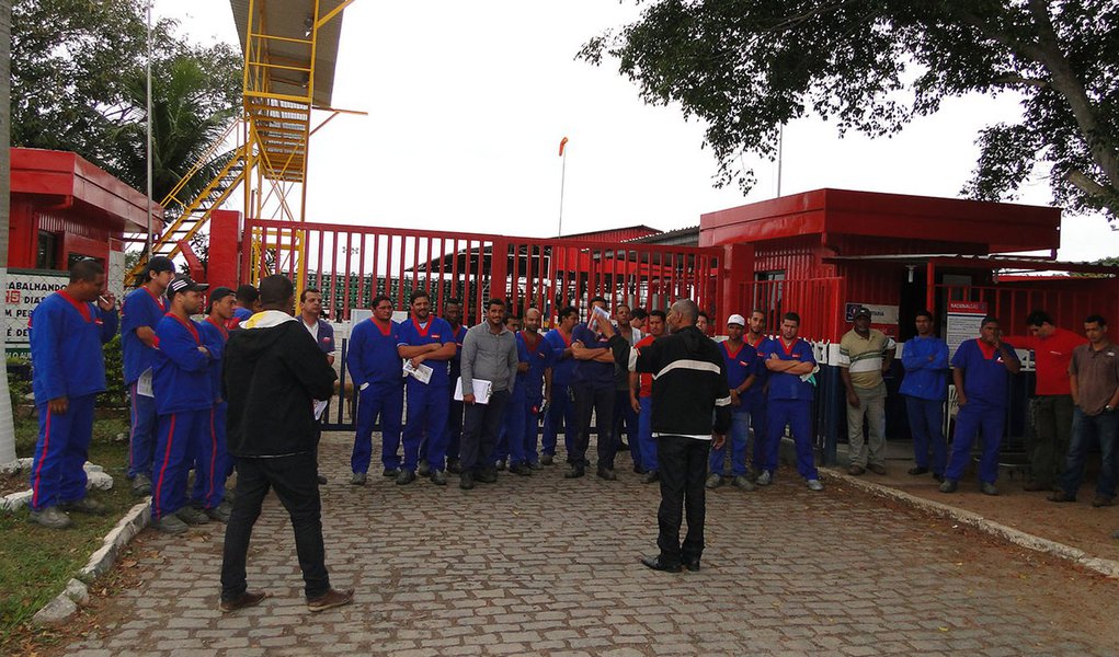 Trabalhadores ligados ao sindicato das empresas de distribuição de combustíveis do estado do Rio de Janeiro (Sintramico-RJ) decidiram parar as atividades no próximo dia 24 em protesto contra o Plano de Negócios da Petrobras 2015-2019, que prevê a venda de ativos (patrimônio) da empresa, redução de investimentos e venda de até 25% das ações da Petrobras Distribuidora (BR)