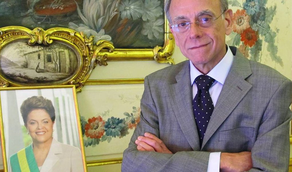 A presidenta Dilma reiterou, em nota, sua mensagem inicial de solidariedade aos franceses e ao governo pelos sucessivos ataques terroristas que vitimaram membros da redação do semanário Charlie Hebdo, policiais e cidadãos franceses; segundo a nota, o governo e o povo brasileiro acompanharam com emoção e comoção os ataques terroristas na França; "Quero reiterar nossa mensagem inicial de solidariedade aos franceses e a seu governo", afirmou