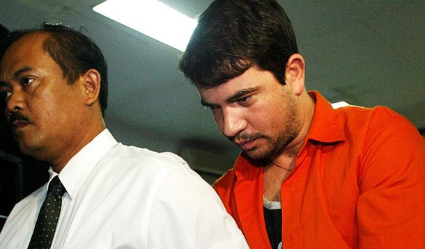 A família do paranaense Rodrigo Muxfeldt Gularte, condenado à morte na Indonésia por tráfico de drogas, foi informada oficialmente de que ele será executado; lei indonésia prevê que os presos sejam informados com 72 horas de antecedência, o que foi feito neste sábado, disse à BBC Brasil Ricky Gunawan, advogado de Gularte. Assim, as penas poderão ser cumpridas a partir da tarde de terça-feira (horário local)
