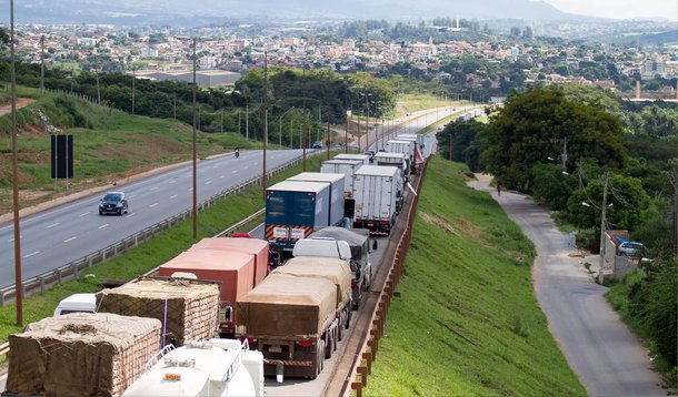 Os caminhoneiros que continuarem bloqueando rodovias do país poderão ter de pagar multas judiciais de 5 mil a 10 mil reais por hora, disse nesta quinta-feira, 26, o ministro da Justiça, José Eduardo Cardozo; "A decisão do valor da multa não é do governo, é da Justiça. Estamos cumprindo ordens judiciais. Tenho o dever de cumprir a lei e a lei será cumprida", afirmou; Polícia Rodoviária Federal vai aplicar multas de trânsito aos caminhões que estiverem bloqueando rodovias e essas multas serão usadas pela Advocacia Geral da União (AGU) para identificar aqueles que estiverem descumprindo as decisões judicias que determinam a liberação das vias