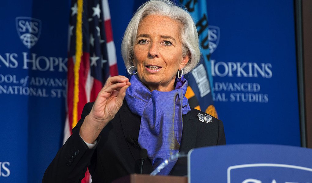 Diretora-geral do FMI, Christine Lagarde, disse em debate sobrea a economia global, promovido pela CNN, em Washington, que o programa criado pelo governo petista, “que ajuda as pessoas pobres do Brasil”, deve ser mantido para continuar a beneficiar essa parcela da população; ela também falou da necessidade de reformas estruturais no Brasil 
