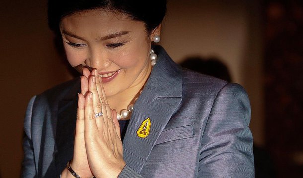 Yingluck Shinawatra, que dirigia o governo até ser destituída pelo Tribunal Constitucional no início de maio, foi detida depois de ter respondido à convocação da Junta Militar, no poder desde quinta-feira passada (22)