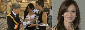 A presidente da Argentina, Cristina Kirchner, tornou-se a madrinha da filha de um casal de mulheres que foi batizada neste sábado em uma igreja católica, um evento praticamente inédito para a instituição que se opõe historicamente ao casamento entre pessoas do mesmo sexo; país avança nos direitos civis; vídeo