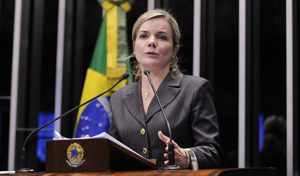 A senadora Gleisi Hoffmann (PT-PR) criticou as recentes medidas propostas pelo governo do Paraná para reduzir despesas e sanear as contas;  “Não estou dizendo que medidas duras não são necessárias em uma situação de crise e dificuldades financeiras. São. E o governante tem que tomá-las, ainda que isso não seja popular. O que não pode é essas medidas exorbitarem direitos e seus efeitos serem mais nocivos que a situação vivida", disse
 
 