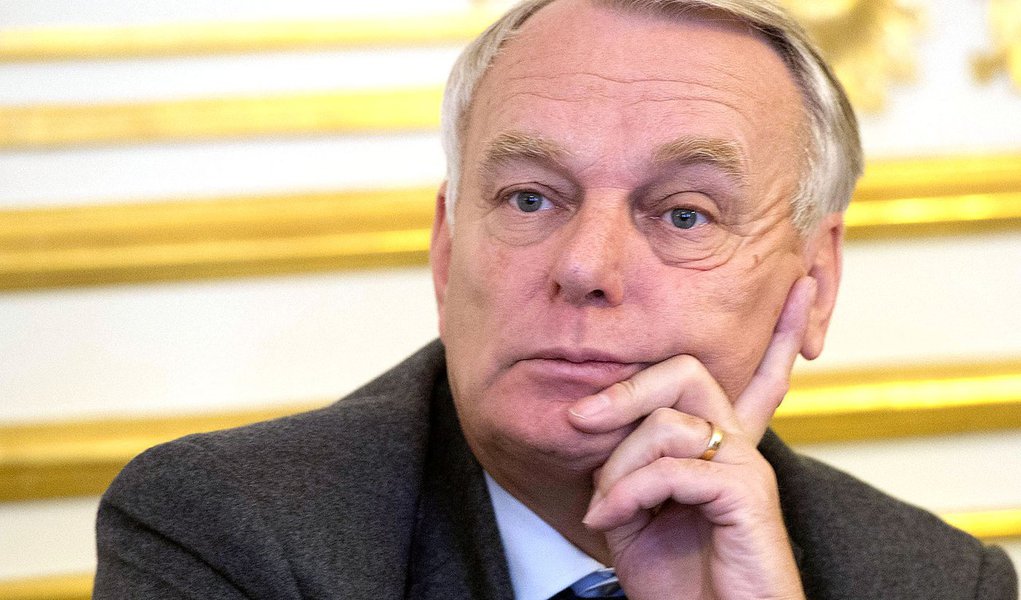 Segundo Jean-Marc Ayrault, as eleições "foram marcadas pela indiferença significativa dos que nos deram sua confiança em maio e junho de 2012", quando os socialistas ganharam a presidência e o Parlamento; "A mensagem é clara e tem de ser ouvida", frisou; resultados provisórios das urnas mostram que a extrema-direita venceu em 13 cidades de mais de nove mil habitantes nas eleições municipais deste domingo; dessas, a Frente Nacional (FN) levou 11
 