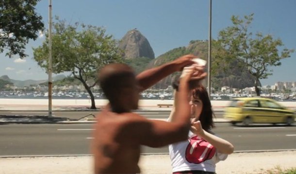 Boletim de Estatísticas Criminais, publicado pelo Instituto de Segurança Pública (ISP), revela o crescimento dos registros de roubos a pedestres e de telefones celulares; cenas de pessoas assaltadas em plena luz do dia nas ruas da cidade se traduzem no crescimento de 27,7% no chamado roubo a transeunte; a modalidade totalizou 5.098 casos em setembro de 2013. No mesmo período deste ano, atingiu 6.510, ou seja, um crescimento de 1.412 ocorrências; os dados são referentes a setembro e abrangem todo o estado
 