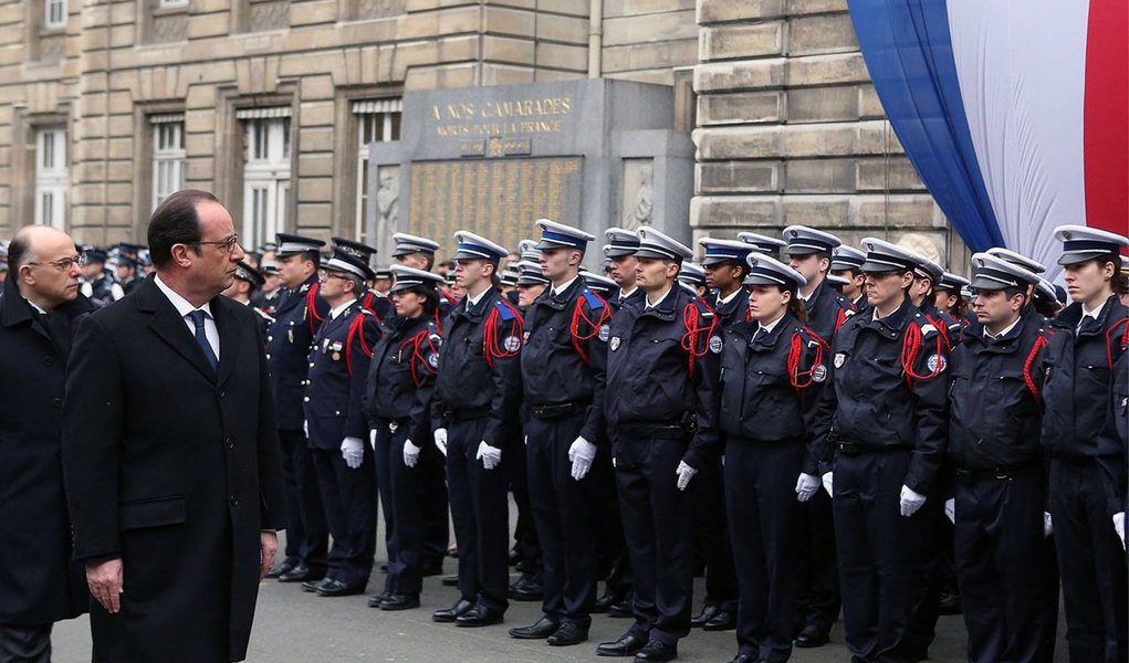 Durante cerimônia em homenagem aos três policiais que morreram na sequência dos atentados extremistas da semana passada em Paris, o presidente francês discursou: "A nossa grande França nunca quebra, nunca cede, não se verga. Dá a cara e está de pé"; François Hollande acrescentando que a "ameaça" ainda existe, no "exterior" e no "interior"