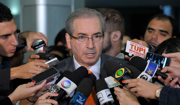 O presidente da Câmara, Eduardo Cunha (PMDB-RJ), disse que a reforma política deve ser a prioridade absoluta do Plenário até o recesso parlamentar, marcado para o dia 17 de julho; os deputados aprovaram a proposta, mas falta votar os destaques, o que deve ocorrer na próxima terça-feira (14); entre os pontos defendidos pelo presidente peemedebista, estão a fixação de um teto para as doações eleitorais, a redução do tempo de campanha e mudanças nos critérios para tempo de TV