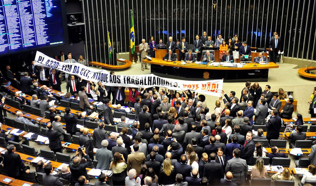 O plenário da Câmara dos Deputados aprovou, por 324 votos a 137 e 2 abstenções, nesta quarta (8), o texto-base do Projeto de Lei 4330/04, que regulamenta os contratos de terceirização no setor privado e para as empresas públicas, de economia mista, suas subsidiárias e controladas na União, nos estados, no Distrito Federal e nos municípios; um acordo de procedimentos entre os partidos deixou a votação dos destaques para a próxima terça-feira, quando pontos polêmicos deverão ser decididos em votações separadas