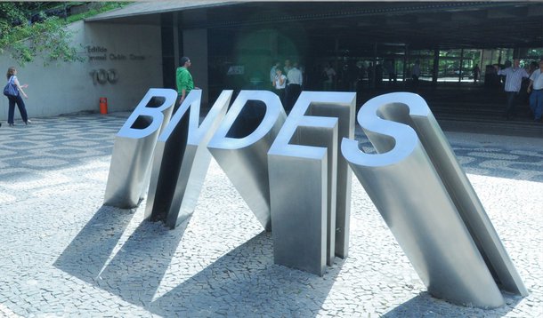 Banco Nacional de Desenvolvimento Econômico e Social informou nesta terça-feira o resultado no terceiro trimestre, uma alta de 18,7% ante igual período de 2013; no acumulado dos primeiros nove meses do ano, o lucro foi de R$ 7,399 bilhões, aumento de 51,4% sobre igual intervalo do ano passado