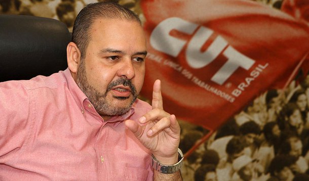 "O governo meteu os pés pelas mãos, criou uma agenda 'negativíssima'. Eu fico muito surpreso quando o governo eleito adota medida ortodoxa. Significa paralisação da economia, recessão. Para o trabalhador, significa desemprego", avaliou o presidente da Central Única dos Trabalhadores (CUT), Vagner Freitas, na Câmara dos Deputados; segundo ele, a gestão de Dilma Rousseff "cometeu um equívoco estapafúrdio, uma coisa desorientada, de editar medidas provisórias sobre assuntos que nós estávamos negociando desde 2007"