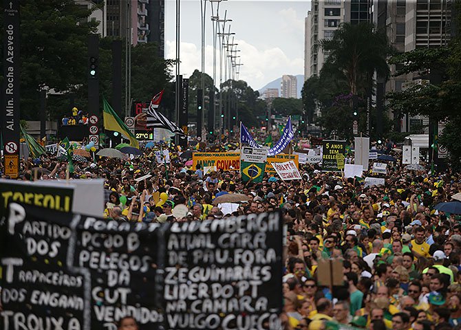 A última manifestação do dia 15/03 foi o ápice até o momento da unidade da burguesia nacional, imperialista, e a pequena-burguesia conservadora e fascistóide contra o comunismo, contra os trabalhadores de modo geral