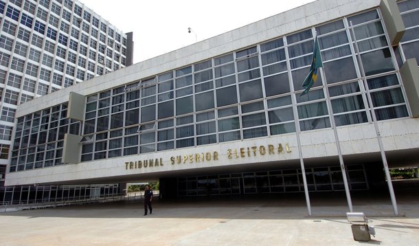 Os partidos receberam ontem o último repasse antes do primeiro turno destas eleições. Desde janeiro, R$ 231,1 milhões já migraram dos cofres públicos para as organizações partidárias e mais R$ 82,3 milhões serão transferidos até dezembro; atualmente, o PT lidera a distribuição, seguido de PMDB e PSDB