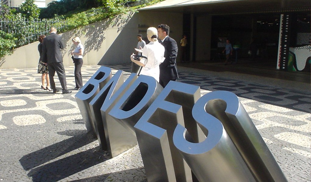Redução foi registrada na comparação com um ano antes, para R$ 33,3 bilhões; já as consultas ao BNDES nos três meses até março desabaram 47%, para R$ 25 bilhões