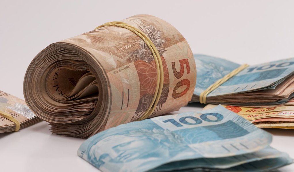 Brasileiros depositaram R$ 2,534 bilhões a mais do que retiraram da caderneta de poupança em novembro. A captação é a menor para o mês, desde novembro de 2011, quando o volume ficou em R$ 30,6 milhões