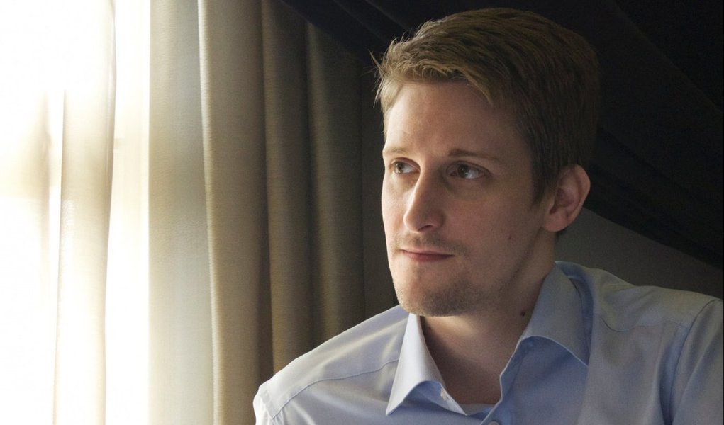 Casa Branca rejeitou documento assinado por 167.954 pessoas solicitando perdão incondicional ao ex-consultor da Agência de Segurança Nacional norte-americana (NSA) Edward Snowden; caso volte aos EUA, onde é acusado de terrorismo, Snowden, que está refugiado na Rússia, pode ser condenado a 30 anos de prisão por ter fornecido a jornalistas cópias de um grande número de documentos secretos da NSA