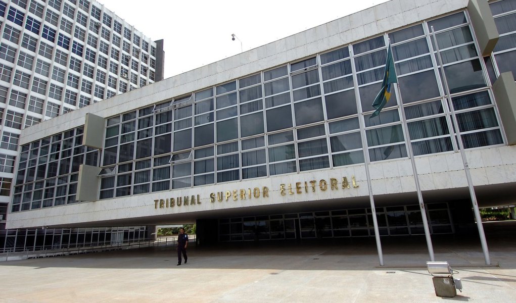 Os partidos receberam ontem o último repasse antes do primeiro turno destas eleições. Desde janeiro, R$ 231,1 milhões já migraram dos cofres públicos para as organizações partidárias e mais R$ 82,3 milhões serão transferidos até dezembro; atualmente, o PT lidera a distribuição, seguido de PMDB e PSDB