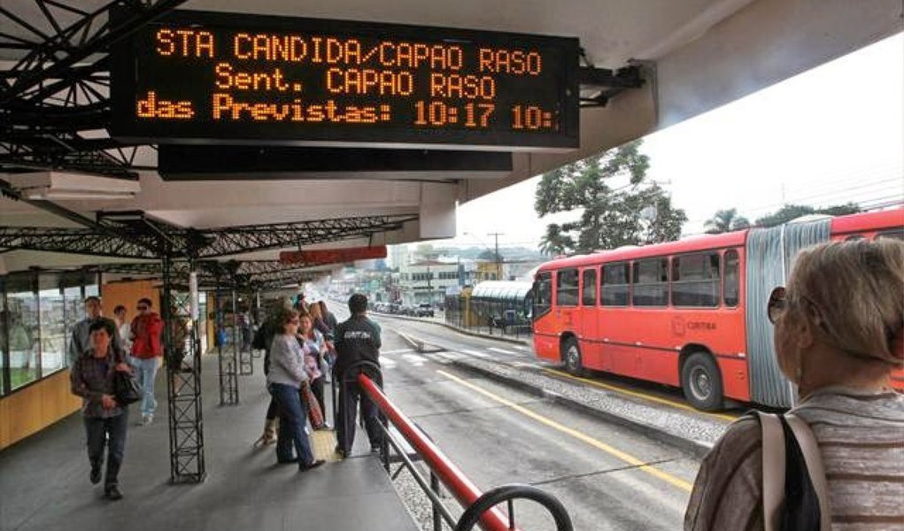 Motoristas e cobradores de ônibus de Curitiba, iniciaram um protesto; a categoria reclama de atrasos nos salários de parte dos trabalhadores, porém decidiu suspender a greve, que começaria nesta quinta; de acordo com o Sindicato de Motoristas e Cobradores de ônibus de Curitiba e Região Metropolitana (Sindimoc), a manifestação tem como objetivo evitar que novos atrasos ocorram; carros de som e manifestantes pararam em frente à sede do governo Beto Richa (PSDB)