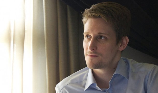 Casa Branca rejeitou documento assinado por 167.954 pessoas solicitando perdão incondicional ao ex-consultor da Agência de Segurança Nacional norte-americana (NSA) Edward Snowden; caso volte aos EUA, onde é acusado de terrorismo, Snowden, que está refugiado na Rússia, pode ser condenado a 30 anos de prisão por ter fornecido a jornalistas cópias de um grande número de documentos secretos da NSA