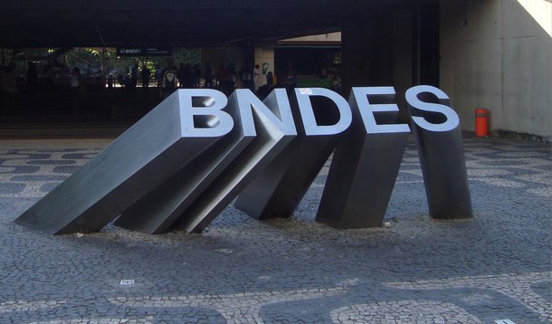 O mercado não deve contar com o Banco Nacional de Desenvolvimento Econômico e Social (BNDES) para liderar a compra de debêntures de infraestrutura que devem ser lançadas dentro do pacote de logística recentemente anunciado pelo governo federal; "O BNDESPar não vai garantir a compra da maior parte das debêntures de infraestrutura", disse nesta quarta-feira, 17, o chefe da área de transporte e logística do BNDES, Cleverson Aroeira; tendência é que a instituição participe com, no máximo, 20% a 30%