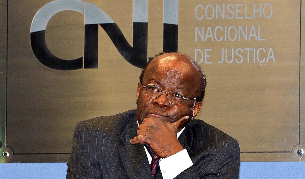 Ex-presidente do STF, Joaquim Barbosa é questionado por dois advogados que apontaram irregularidades no registro de uma empresa que ele abriu em Miami; segundo a ação, ele incluiu como sede da empresa o apartamento funcional onde morava, em Brasília, embora a legislação limite esses imóveis para fins exclusivamente residenciais; o processo pede que Barbosa indenize a República Federativa do Brasil por danos morais