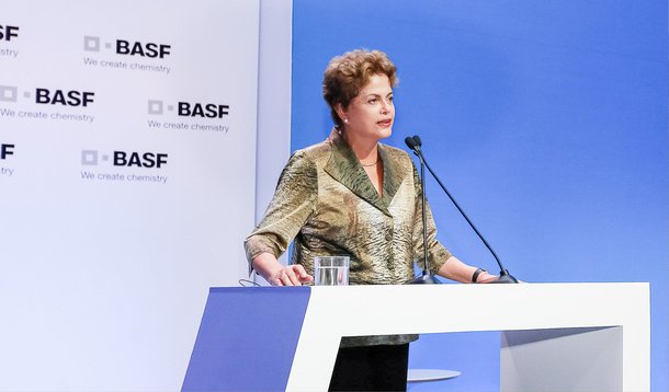 Ao inaugurar um complexo acrílico em Camaçari (BA), presidente afirmou que quanto mais rápido as medidas de ajuste fiscal forem aprovadas pelos parlamentares será melhor para o país; "Os ajustes têm de ter um prazo o mais rápido possível para ocorrer. Todo o empenho do governo federal é que nós consigamos aprovar no Congresso ainda neste mês de junho", discursou; "Esses ajustes são para equilibrar as contas públicas, e quanto mais rápido eles ocorrerem, melhor, porque nós não queremos que nada interrompa o processo de desenvolvimento do país", acrescentou