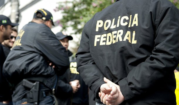 A Polícia Federal prendeu na Baixada Fluminense um francês de 37 anos, cumprindo mandado de prisão preventiva para extradição aprovado e expedido pelo Supremo Tribunal Federal (STF); o homem estava em casa, no Bairro Essolândia, em Nova Iguaçu; de acordo com a PF, ele não resistiu à prisão realizada ontem (15), mas só divulgada nesta terça (16); o estrangeiro morava no Brasil há seis anos, vivia com uma companheira e trabalhava como vendedor