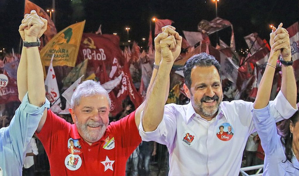 O governador do DF e candidato à reeleição Agnelo Queiroz (PT) justifica a alta taxa de rejeição com erros de comunicação e herança deixada pelo último governo; aproveita para atacar Rollemberg (PSB), lembrando da proximidade entre o socialista e José Roberto Arruda (PR) antes do escândalo do 'mensalão'; "Ao contrário dos demais candidatos, nunca caminhamos com Arruda", afirmou, em entrevista à CartaCapital