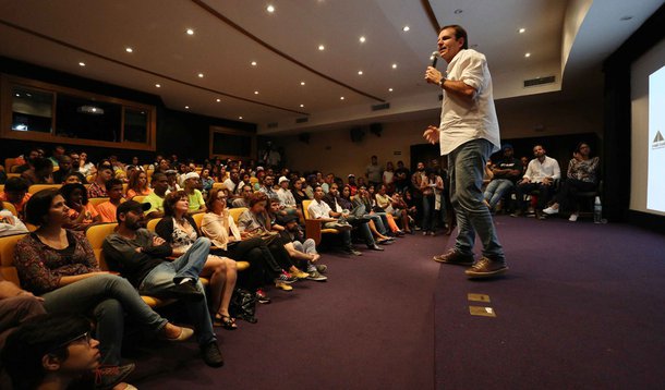 Prefeito Eduardo Paes participou neste domingo 17 da cerimônia que oficializou a parceria entre a Prefeitura do Rio e a Agência de Redes Para Juventude; o projeto de reconhecimento internacional aplica metodologia inovadora para incentivar a formação de jovens lideranças nas comunidades do Rio; com resultados expressivos em diferentes áreas de atuação — desde a dança até a educação alimentar — a Agência de Redes já elaborou 69 projetos em 17 bairros; "Estimular essas atitudes é um grande aprendizado para a prefeitura, que vem se esforçando para acertar e fazer o melhor para o Rio", disse Paes