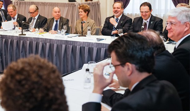 Em Nova York, onde participa de reuniões privadas com investidores e empresários norte-americanos neste domingo (28), a presidente Dilma Rousseff afirmou que as turbulências com o desenrolar da Operação Lava Jato não são motivo para que o País deixe de ser atrativo para investimento de gigantes multinacionais; a presidente recebe 25 empresários brasileiros que têm investimentos de grande porte nos EUA; o ministro do Desenvolvimento, Armando Monteiro, reiterou as palavras da presidente sobre a garantia de "confiança" que o Brasil pode dar aos investidores. "A mensagem é: confiança no Brasil"
