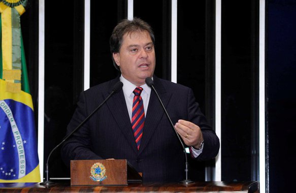 A Procuradoria-Geral da República (PGR) acusa o parlamentar do crime de lavagem de dinheiro devido à “movimentações financeiras atípicas” envolvendo a mulher e o filho de Argello; investigação foi autorizada no dia 20 de agosto, mas foi divulgada somente nesta segunda