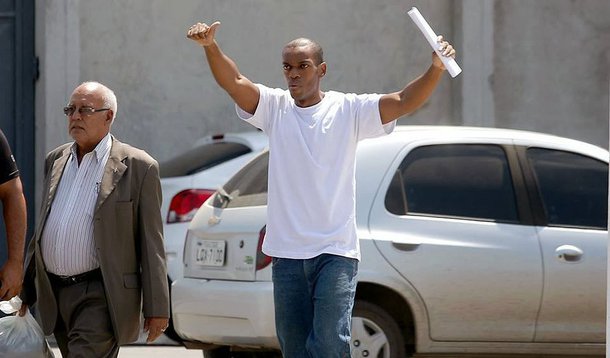 Vinícius Romão perdeu sete quilos durante os 16 dias que ficou na Cadeia Pública Patrícia Aciolli, em São Gonçalo; ele foi acusado por engano de roubar R$ 10 e um bilhete de ônibus, após deixar a loja em que trabalha, em um shopping da Zona Norte do Rio: “Não vejo como as pessoas podem sair de lá melhores do que entraram. Não havia nada para fazer”, disse 