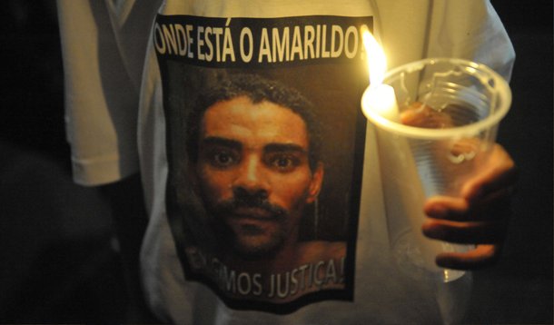 O Ministério Público do Rio (MP-RJ) e a 2ª Promotoria de Justiça denunciaram quatro policiais militares pelo crime de corrupção ativa de testemunhas; eles estão envolvidos no desaparecimento do ajudante de pedreiro Amarildo de Souza, em 14 de julho de 2013, após ter sido interrogado na UPP da Favela da Rocinha, na zona sul do Rio; de acordo com o MP-RJ, o crime foi praticado duas vezes durante as investigações; a decisão é contrária ao parecer da Corregedoria da Polícia Militar, que havia pedido o arquivamento do caso