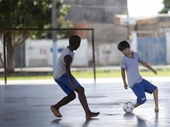 Pedro tem 13 anos e é negro. Filho de trabalhadora doméstica, tem quatro irmãos e mora numa favela. tem 3,7 vezes mais chance de ser assassinado do que qualquer amigo branco