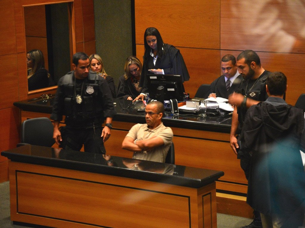 O Tribunal de Justiça do Rio de Janeiro suspendeu o julgamento do traficante Luiz Fernando da Costa, o Fernandinho Beira-Mar, previsto para acontecer no dia 26 de agosto no Tribunal do Júri de Duque de Caxias, na Baixada Fluminens; o Ministério Público Estadual (MP-RJ) fez um pedido ao Superior Tribunal de Justiça (STJ) para que ele seja julgado na cidade do Rio de Janeiro, por questão de segurança