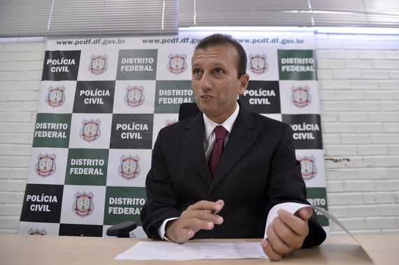 A Polícia Civil do Distrito Federal prendeu nove pessoas suspeitas de participaram de uma quadrilha que tinha como objetivo fraudar dívidas; de acordo com o delegado Jefferson Lisboa, eles agiam há cerca de um ano em vários estados, enviando boletos bancários falsos por e-mail e há suspeita de que atuavam em outros estados, como São Paulo, Rio, Minas e na Região Nordeste; mais três homens estão sendo procurados