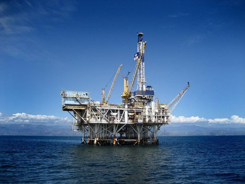 Agência Internacional de Energia (IEA, na sigla em inglês) alertou nesta sexta-feira, 10, que os preços do petróleo deverão sofrer ainda mais pressão devido a uma redução da demanda global e um crescente excesso de oferta, enquanto o processo de reequilíbrio dos mercados provavelmente se estenderá até o ano que vem; "O rebalanceamento que teve início com a queda inicial de preços do petróleo em 60 por cento, há um ano, ainda está em curso. Os movimentos recentes sugerem que este processo vai se estender até 2016", disse a agência em relatório mensal