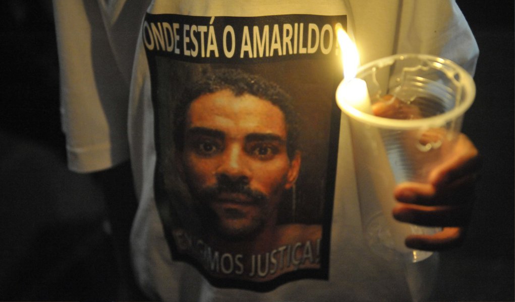 O Ministério Público do Rio (MP-RJ) e a 2ª Promotoria de Justiça denunciaram quatro policiais militares pelo crime de corrupção ativa de testemunhas; eles estão envolvidos no desaparecimento do ajudante de pedreiro Amarildo de Souza, em 14 de julho de 2013, após ter sido interrogado na UPP da Favela da Rocinha, na zona sul do Rio; de acordo com o MP-RJ, o crime foi praticado duas vezes durante as investigações; a decisão é contrária ao parecer da Corregedoria da Polícia Militar, que havia pedido o arquivamento do caso