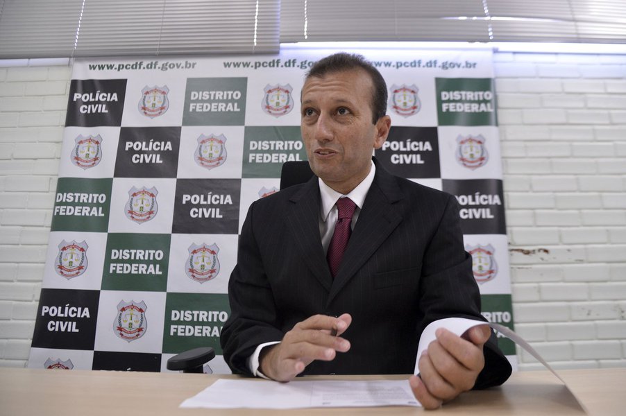 A Polícia Civil do Distrito Federal prendeu nove pessoas suspeitas de participaram de uma quadrilha que tinha como objetivo fraudar dívidas; de acordo com o delegado Jefferson Lisboa, eles agiam há cerca de um ano em vários estados, enviando boletos bancários falsos por e-mail e há suspeita de que atuavam em outros estados, como São Paulo, Rio, Minas e na Região Nordeste; mais três homens estão sendo procurados