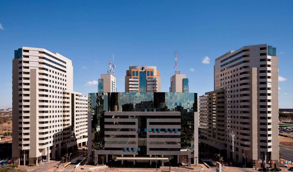 A posse da presidente Dilma Rousseff amanhã (1º) está refletindo em movimento concentrado em hotéis de luxo de Brasília pela vinda de autoridades para o evento; segundo o gerente de vendas do hotel cinco estrelas Meliá Brasil 21, Tércio Mello Júnior, houve aumento de 1.000% no número de reservas comparando o dia 31 de dezembro de 2013 e a mesma data de 2014
