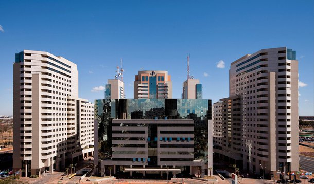 A posse da presidente Dilma Rousseff amanhã (1º) está refletindo em movimento concentrado em hotéis de luxo de Brasília pela vinda de autoridades para o evento; segundo o gerente de vendas do hotel cinco estrelas Meliá Brasil 21, Tércio Mello Júnior, houve aumento de 1.000% no número de reservas comparando o dia 31 de dezembro de 2013 e a mesma data de 2014