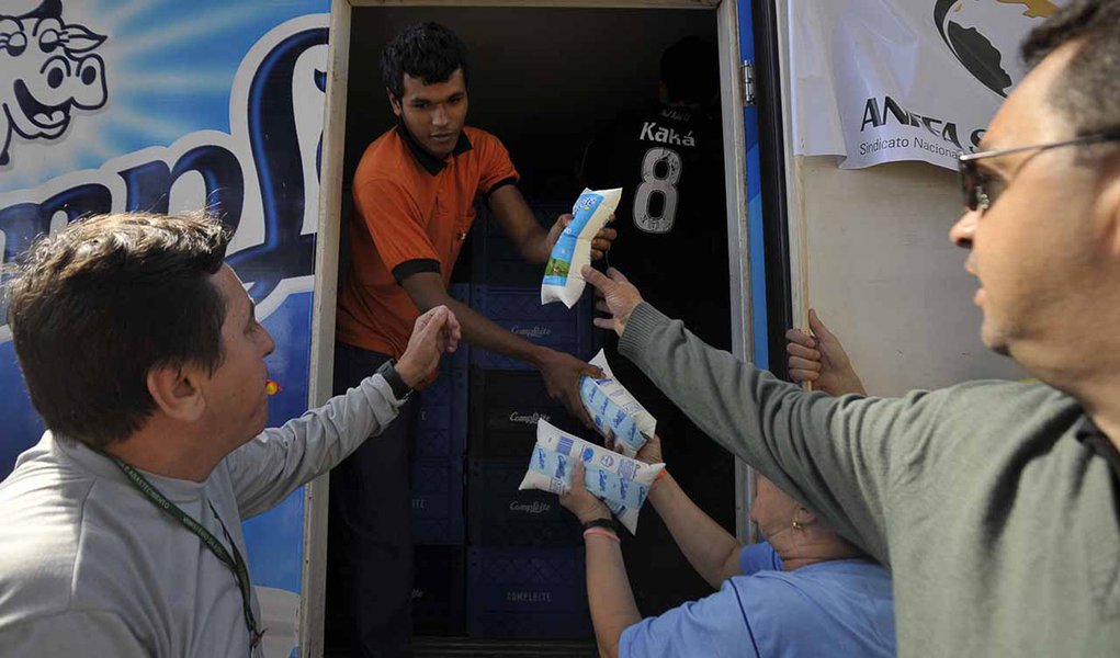 A categoria se reuniu hoje (29) na Esplanada dos Ministérios e distribuíu 4 ton. de frango às pessoas que passavam pelo local; uma das principais reivindicações dos fiscais federais agropecuários é a nomeação de técnicos do Ministério da Agricultura para os cargos de atividades fins como a Secretaria de Defesa Agropecuária; a greve ocorre em todo o país